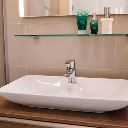 度假居 Haus Karlsbad - Neu Und Modern 沃尔特湖畔韦尔登